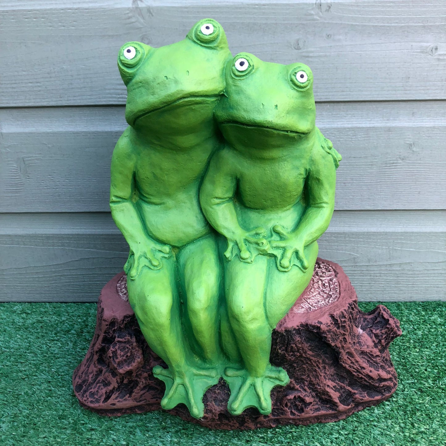 Surrey Stoneware - Frog Lovers On A Tree Stump - Frog292